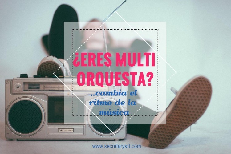 joven recostado escuchando el ritmo de la musica